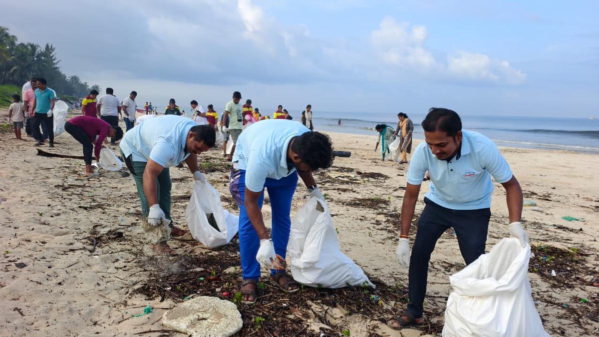 Hundreds take part in cleaning Padukare beach in Kota